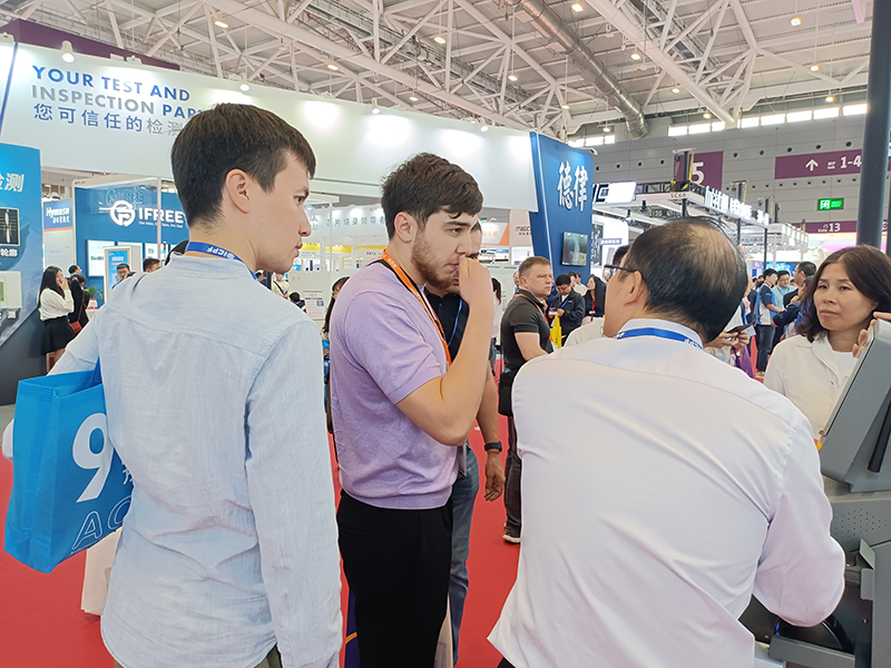 NEPCON 展會國外客戶咨詢SMT<a href='/new/242.html' style='color: blue;' target='_blank'><a href='/new/242.html' style='color: blue;' target='_blank'>全自動接料機</a></a> NEPCON 展會國外客戶咨詢<a href='/new/113.html' style='color: blue;' target='_blank'><a href='/new/113.html' style='color: blue;' target='_blank'>SMT</a></a>全自動<a href='/p4.html' style='color: blue;' target='_blank'><a href='/p4.html' style='color: blue;' target='_blank'>接料機</a></a>
